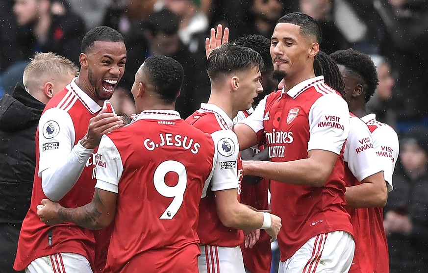 epa10290126 Gabriel Magalhaes (L) and his Arsenal teammates celebrate after winning the English Premier League soccer match between Chelsea FC and Arsenal FC in London, Britain, 06 November 2022. EPA/ ...