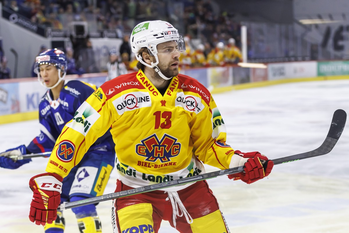 EHC Biel Stuermer Luca Hischier waehrend dem Eishockey-Meisterschaftsspiel der National League zwischen dem EHC Kloten und dem EHC Biel am Sonntag, 19. Februar 2023, in Kloten. (KEYSTONE/Patrick B. Kr ...
