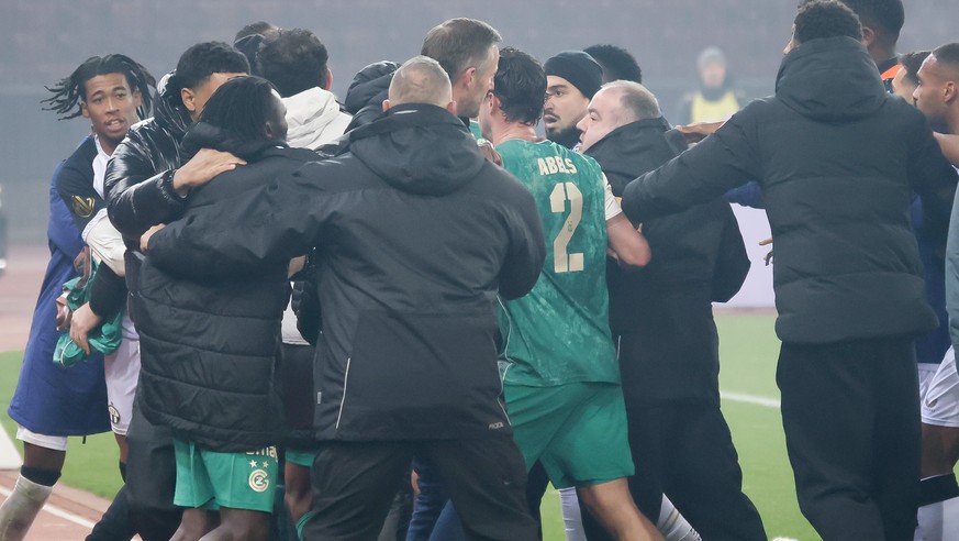 Tumultartige Szenen nach Spielschluss waehrend dem Meisterschaftsspiel der Super League zwischen dem FC Zuerich und dem Grasshopper Club Zuerich am Samstag, den 29. November 2025, im Letzigrund Stadio ...
