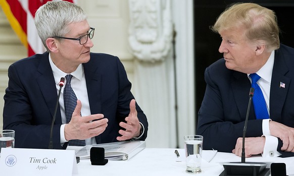 Tim Cook hat US-Präsident Donald Trump erklärt, dass sein Konzern aufgrund von Zöllen Nachteile gegenüber Samsung hat. Ob die Message angekommen ist?