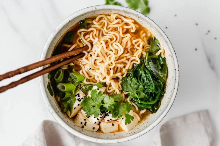 vegan ramen tofu spinat nudeln nudeln suppe koriander essen food kochen https://choosingchia.com/jessh-jessh/uploads/2018/10/quick-and-easy-vegan-ramen-3-1-of-1.jpg