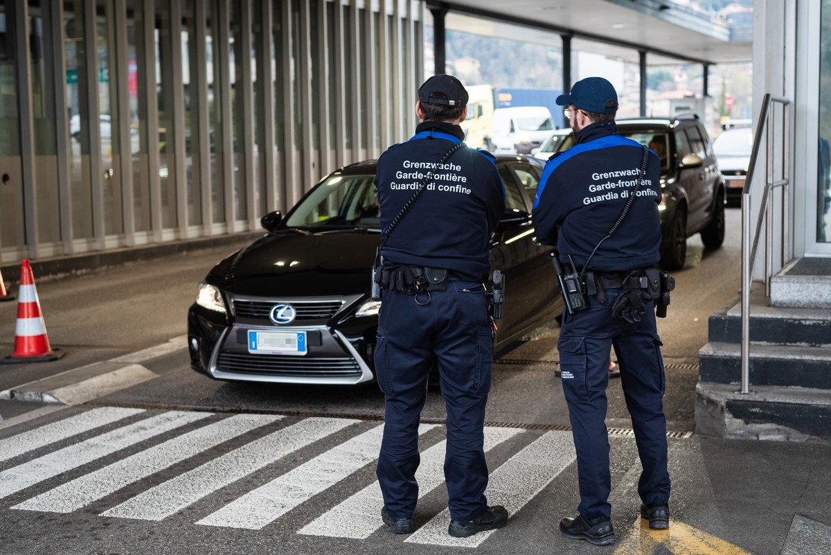 Grenzgaenger passieren den Zoll von Italien in die Schweiz, am Montag, 9. Maerz 2020, in Chiasso. Inmitten der Coronavirus-Krise bleibt die Grenze zwischen Italien und der Schweiz fuer Grenzgaenger vo ...