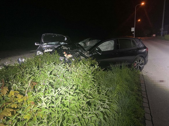 Zwei Fahrzeuge sind am Freitagabend in Dintikon AG ausserorts frontal kollidiert.