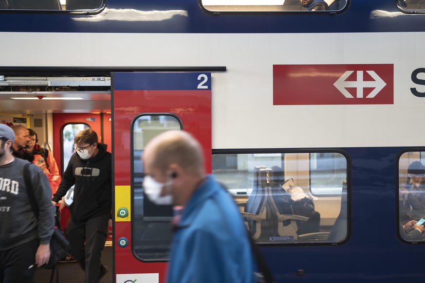 Pendler mit und ohne Schutzmasken fahren in einer S-Bahn nach dem Corona-Lockdown, am Montag, 11. Mai 2020, in Zuerich. (KEYSTONE/Gaetan Bally)