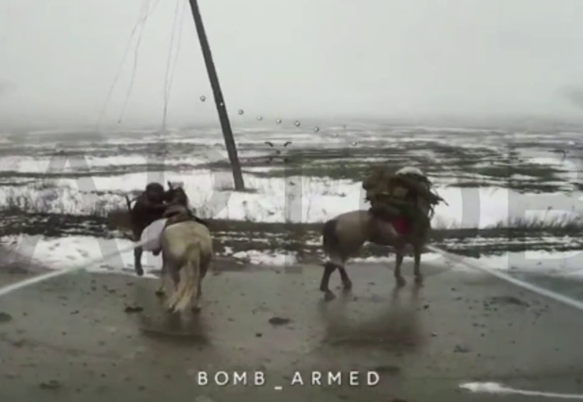 Sur cette image prise par un drone ukrainien armé, deux unités russes en monture sont mises en déroute.