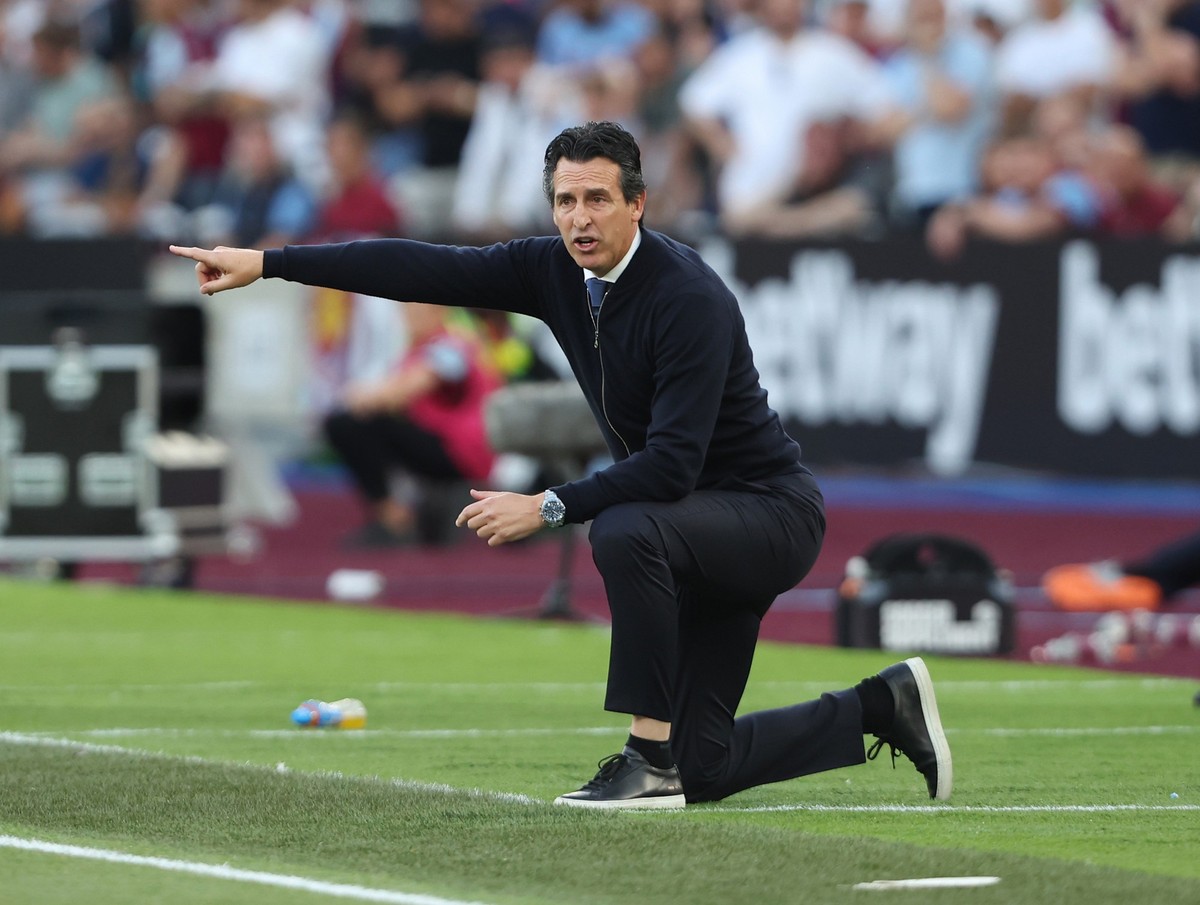 LONDON, ENGLAND - AUGUST 17: Aston Villa manager Unai Emery during the Premier League match between West Ham United FC and Aston Villa FC at London Stadium on August 17, 2024 in London, England. (Phot ...