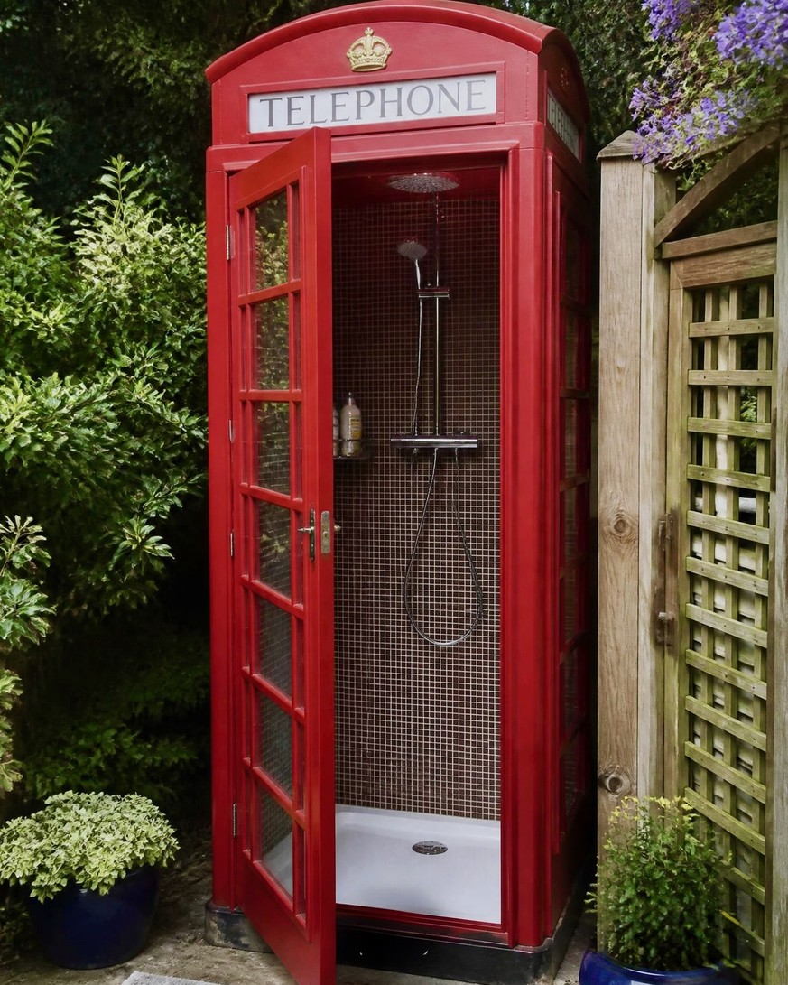 Britische Telefonkabinen umgenutzt. 

https://www.threads.com/@timtimtigger1/post/DdAsKlPFEWo/photo-posted-by-tim-bridwell-tigger-timtimtigger/