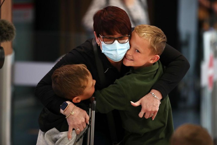 AUCKLAND, NEW ZEALAND - APRIL 19: Loved ones are greeted off the second quarantine free trans-Tasman flight, a Qantas flight from Melbourne to Auckland on April 19, 2021 in Auckland, New Zealand. The  ...