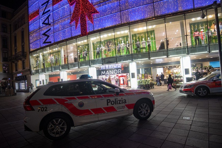 epa08839659 Police in front of the Manor department store in Piazza Dante in Lugano, Switzerland, 24 November 2020. In the afternoon shortly after 2 p.m. a stabbing occurred in the department store. A ...