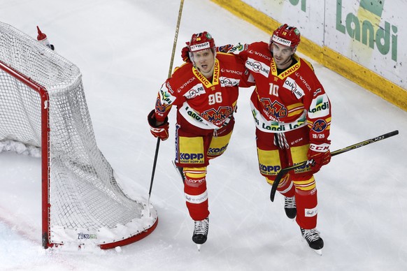 Biels Damien Brunner, links, jubelt nach seinem Tor zum 2-1 mit Teamkollege Luca Cunti, im Eishockey Meisterschaftsspiel der National League zwischen dem EHC Biel und HC Lugano, am Samstag, 1. Februar ...