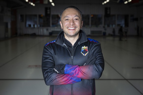 CAPTION CORRECTION: KORRIGIERT VORNAMEN IN ALLEN BILDERN MIT ALAN (nicht Alain) FREI - Alan Frei vom philippinischen Curling Nationalteam posiert nach dem Training in der Curlinghalle Baden am 14. Nov ...