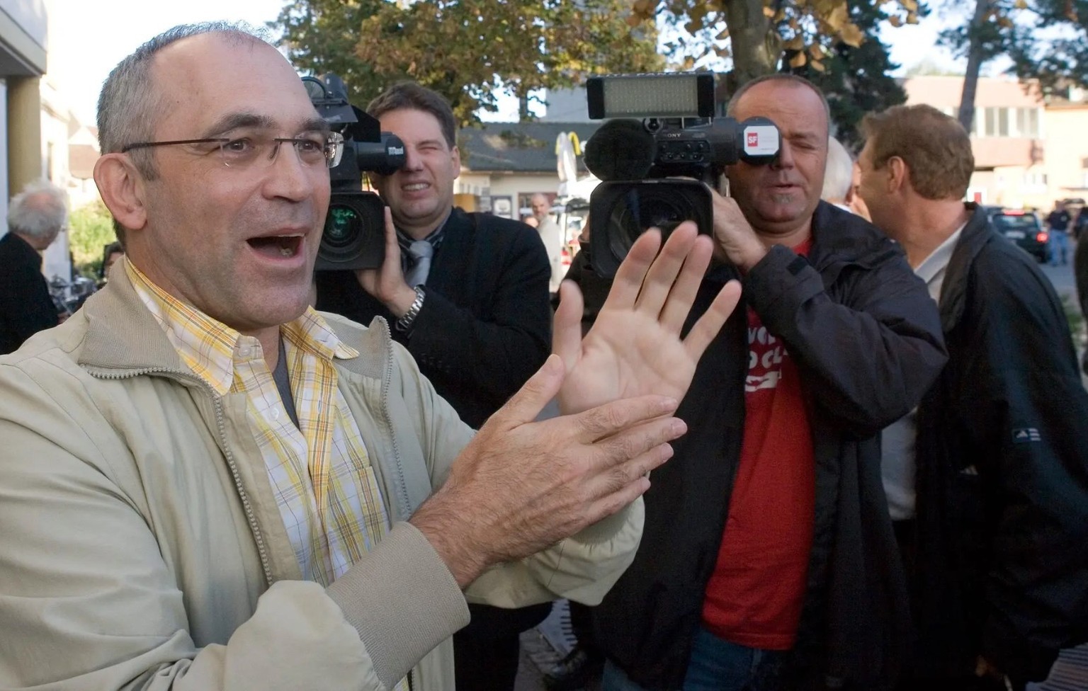 Pfarrer Franz Sabo freut sich 2007 über seinen Sieg vor Gericht.