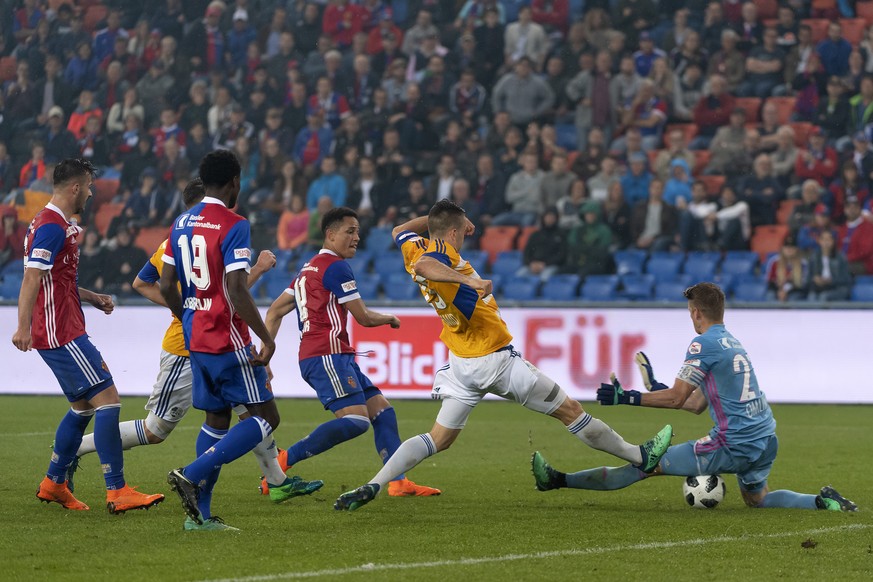 Basels Noah Okafor, MItte, scheitert mit seinem Schuss an Luzerns Torhueter Jonas Omlin, rechts, im Fussball Meisterschaftsspiel der Super League zwischen dem FC Basel 1893 und dem FC Luzern im Stadio ...