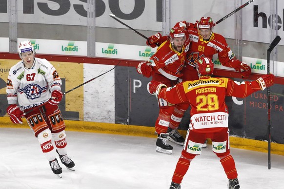 Biels Michael Huegli, hinten rechts, jubelt nach seinem Tor zum 2-1 mit den Teamkollegen Julian Schmutz, links, und Beat Forster, im Eishockey Meisterschaftsspiel der National League zwischen dem EHC  ...