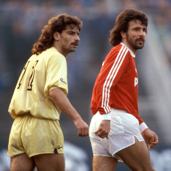 Bildnummer: 01098272 Datum: 12.05.1988 Copyright: imago/Passage
Manuel Sanchez Torres (li., Kerkrade) gegen Erik Gerets (PSV Eindhoven); Eric, niederländischer, holländischer, Pokalfinale, Pokalendspi ...