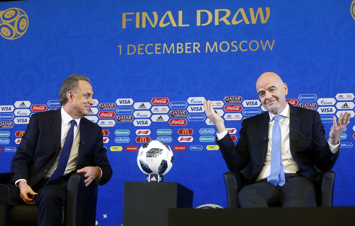 epa06360986 Russia's deputy prime minister Vitaly Mutko (L) and FIFA President Gianni Infantino (R) attend a press conference before the Final Draw of the FIFA World Cup 2018 at the State Kremlin ...