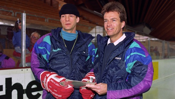 Die beiden Trainer John Slettvoll, links, und Bill Gilligan, rechts, bei einem Training der Schweizer Eishockey-Nationalmannschaft in Davos, 14. April 1992. (KEYSTONE/Arno Balzarini)