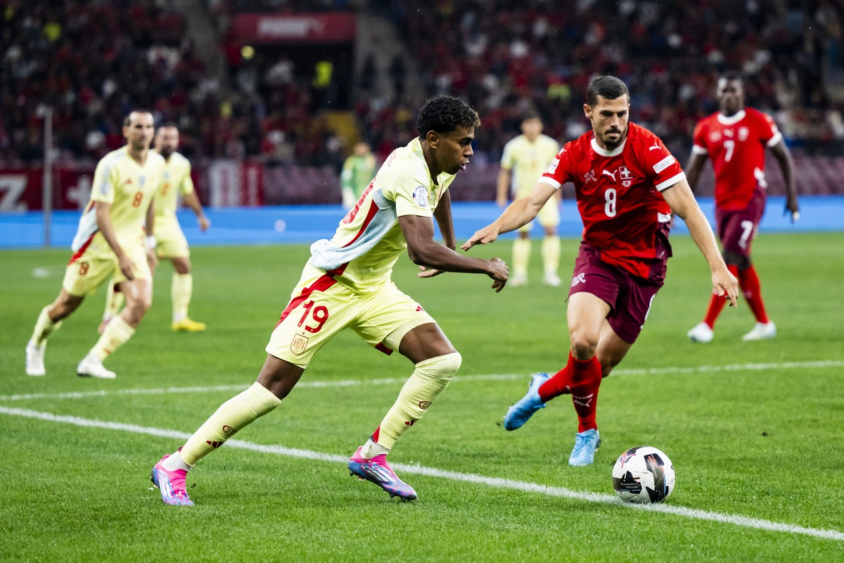 Spain's forward Lamine Yamal, left, fights for the ball with Switzerland's midfielder Remo Freuler, right, during the UEFA Nations League group A4 qualifying soccer match between Switzerland ...