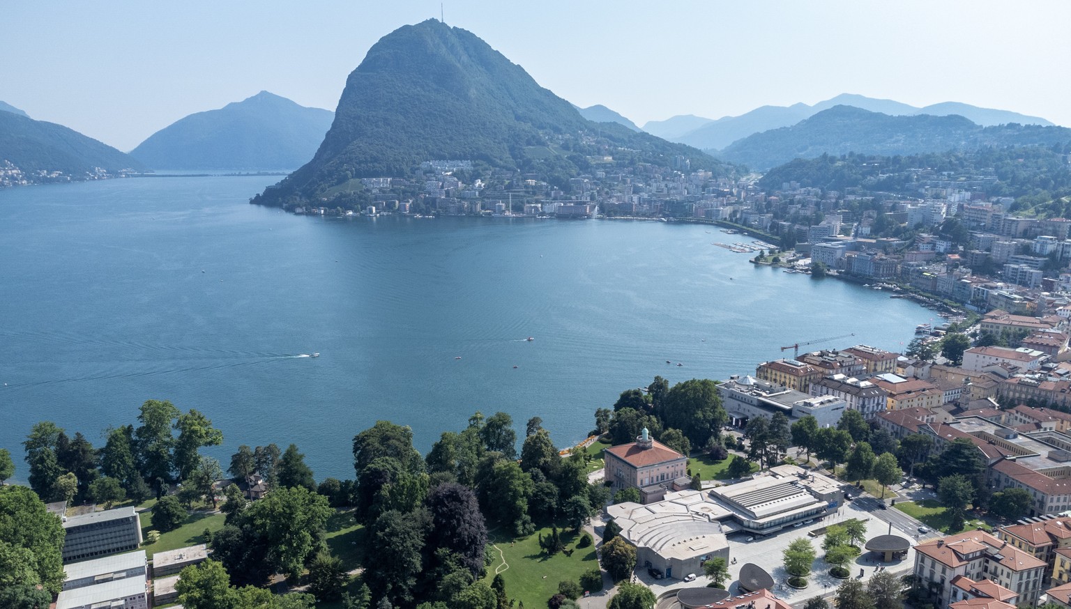 Die Stadt Lugano, im Hintergrund der Luganersee und der Monte San Salvatore. Unten, von links, der Ciani-Park, die Villa Ciani mit Blick auf den See und hinter der Villa der Palazzo dei Congressi, am  ...