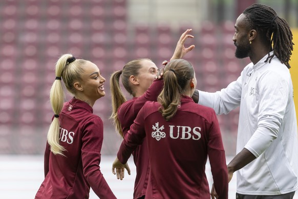 Switzerland&#039;s forward Alisha Lehmann, left, Switzerland&#039;s defender Noelle Maritz, 2nd left, Switzerland&#039;s midfielder Smilla Vallotto, 2nd right, joke with Johan Djourou, right, sports c ...