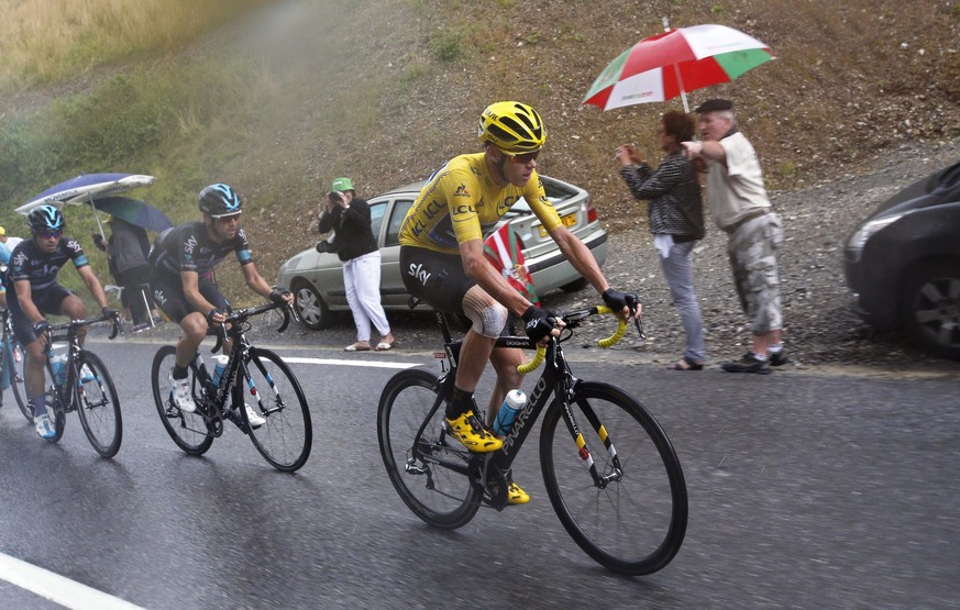epa05437987 British rider Christopher Froome (R) of Team Sky wears the overall leader&#039;s yellow jersey during the 20th stage of the 103rd edition of the Tour de France cycling race over 146.5km be ...