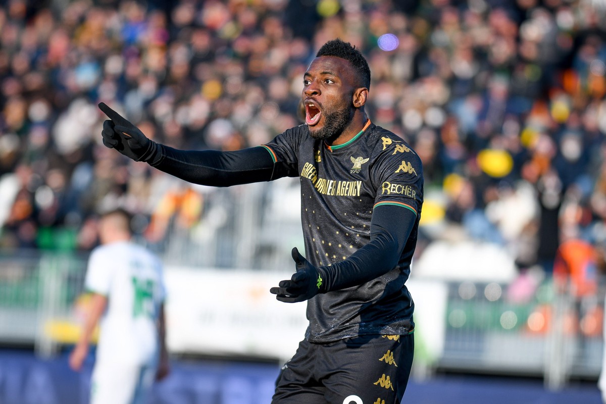 epa09805883 Venezia's Jean-Pierre Nsame reacts during the Italian Serie A soccer match between Venezia FC and US Sassuolo Calcio in Venice, Italy, 06 March 2022. EPA/ETTORE GRIFFONI
