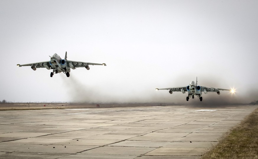 Russische Su-25-Jets beim Start.