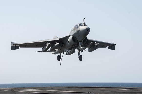 Luftangriff der USA in Syrien gegen den Islamischen Staat. Bild: US Navy.
(Via https://medium.com/war-is-boring/watch-america-strike-syria-one-photo-at-a-time-73227b072e34)