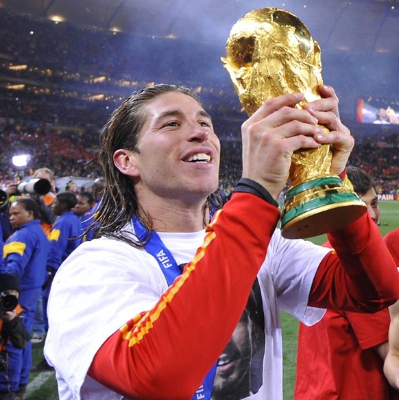 RAMOS Sergio TEAM SPANIEN Weltmeister mit Weltpokal bei der Siegeehrung mit Weltmeister Torwart CASILLAS Iker Team Spanien FIFA Fussball Weltmeisterschaften 2010 in Sued Afrika FINALE Holland-Spanien  ...