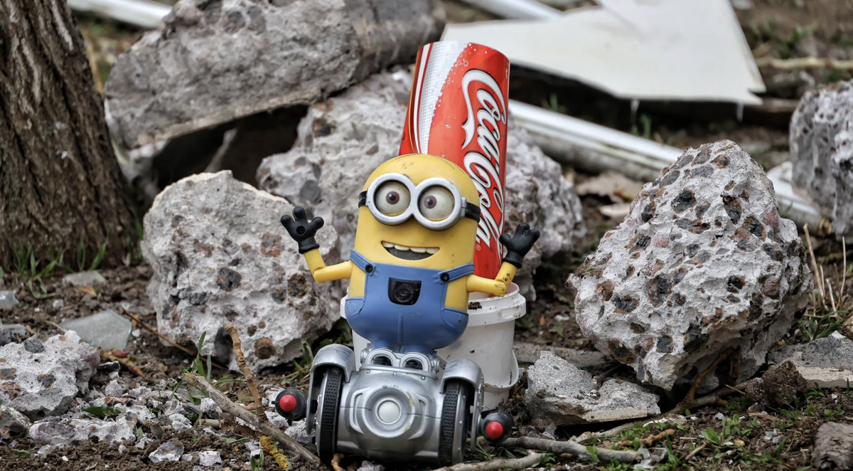 Ein Coca-Cola-Becher liegt in den Trümmern eines Wohnhauses in Odessa (Archivbild): Das Gebäude wurde im März 2024 bei einem russischen Drohnenangriff zerstört.