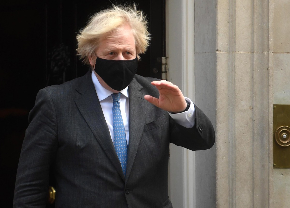 epa09033399 Britain's Prime Minster Boris Johnson departs his official residence at 10 Downing Street to attend Prime Minister's Questions at the Houses of Parliament in London, Britain, 24  ...
