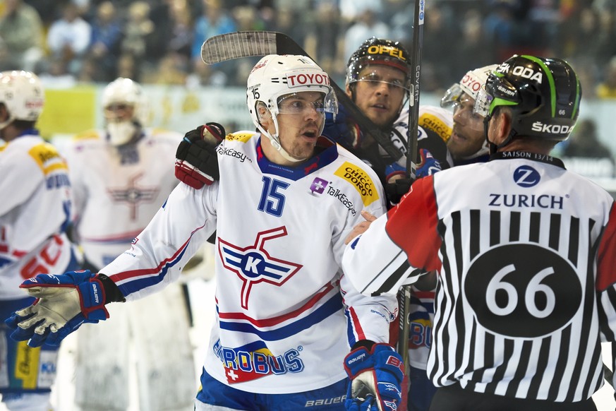 Die Klotener Philippe Schelling und Janick Steinmann, sowie der Fribourger Marc-Antoine Pouliot diskutieren mit Schiedsrichter Danny Kurmann im 5. Playoff-Halbfinalspiel der National League A zwischen ...