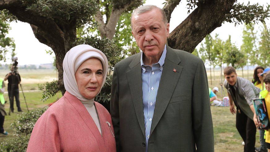 epa09984640 A handout photo made available by the Turkish President&#039;s Press Office shows Turkish President Recep Tayyip Erdogan (R) and his wife Emine Erdogan (L) pose for a photo after give wate ...