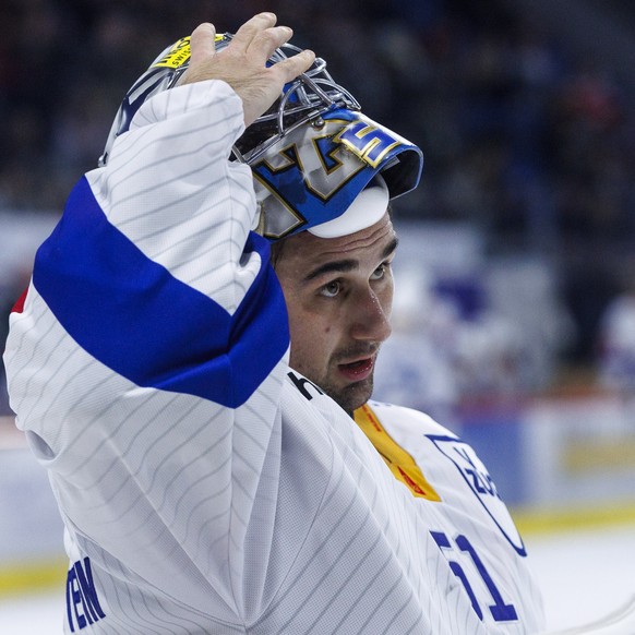 EV Zug Torhueter Luca Hollenstein waehrend dem Eishockey-Meisterschaftsspiel der National League zwischen den Teams EHC Kloten und EV Zug am Freitag, 20. Oktober 2023, in Kloten. (KEYSTONE/Patrick B.  ...