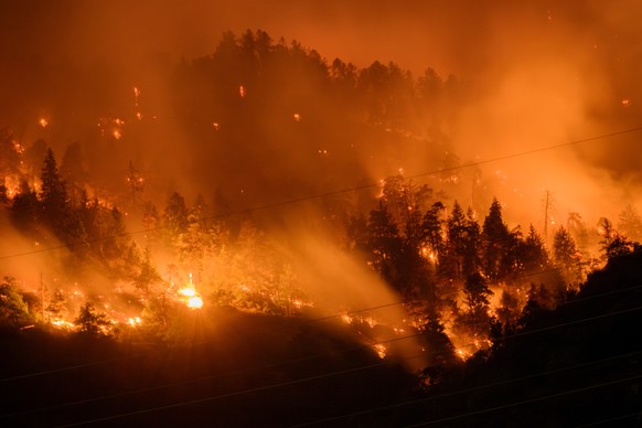 epaselect epa10753037 Smoke and flames rise from the burning forest above the communes of Bitsch and Ried-Moerel, in Bitsch, Switzerland, 17 July 2023 (issued 18 July 2023). A forest fire broke out ab ...