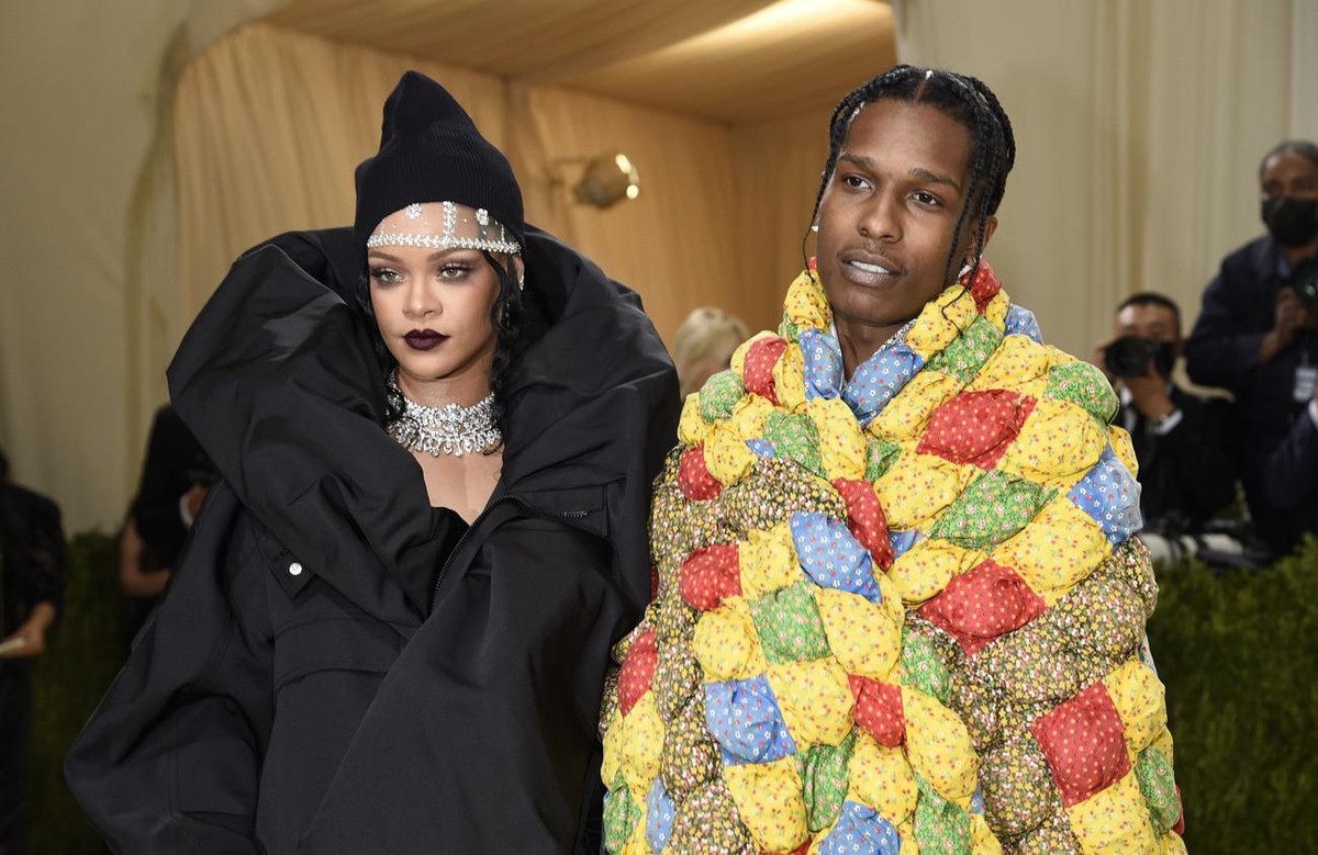 Rihanna, à gauche, et A$AP Rocky assistent au gala-bénéfice du Metropolitan Museum of Art's Costume Institute célébrant l'ouverture de l'exposition "In America: A Lexicon of Fashio ...