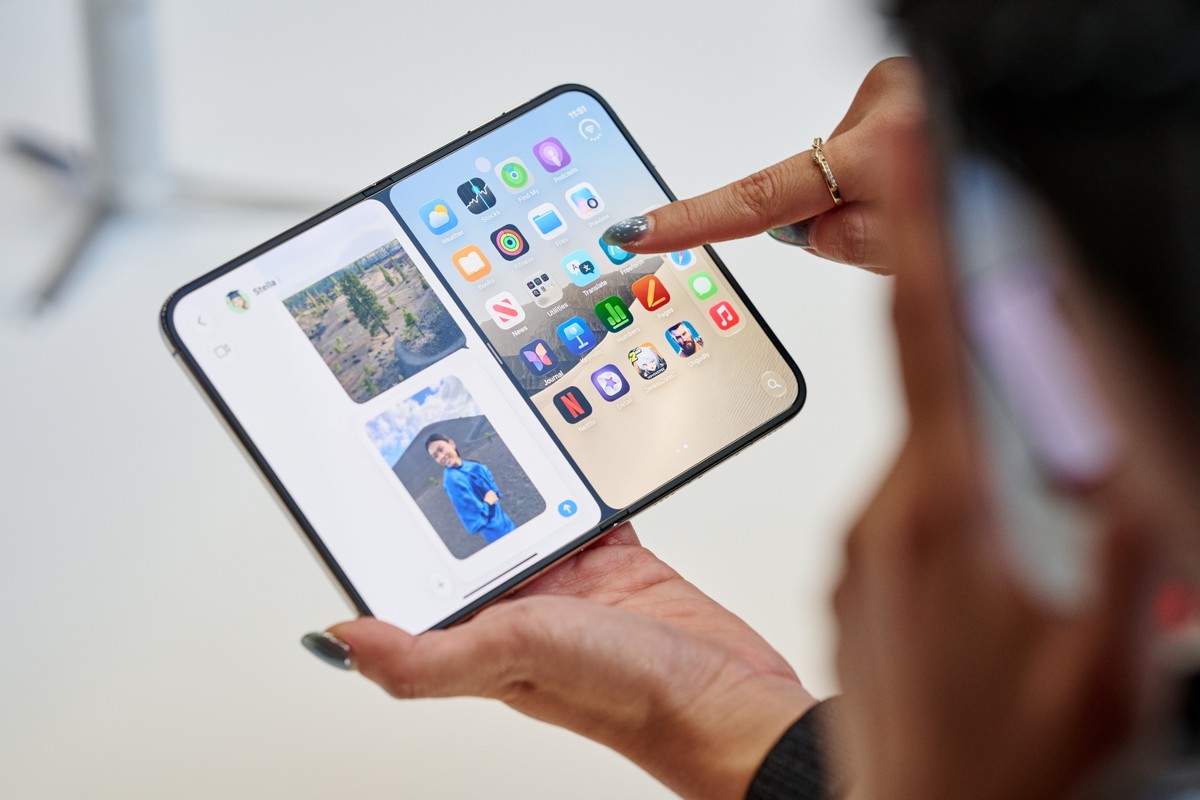 epa13226748 Apple's foldable iPhone Duo is unveiled during Apple's special event at the Steve Jobs Theater in Apple Park in Cupertino, California, USA, 09 September 2026. The event features  ...