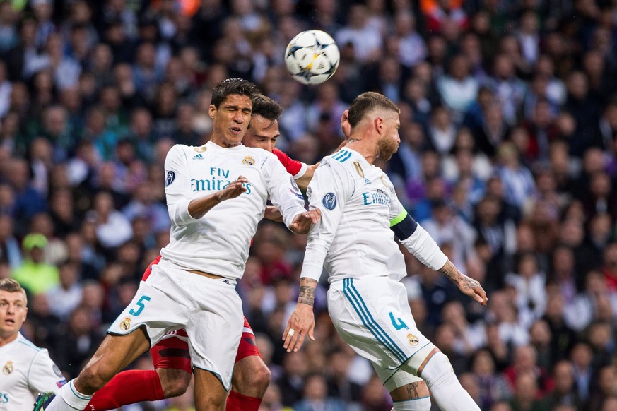 epa06705306 Real Madrid&#039;s defender Sergio Ramos (R) and Raphael Varane (L) in action with Bayern Munich&#039;s defender Mats Hummels (C) during the UEFA Champions League semi finals second leg ma ...