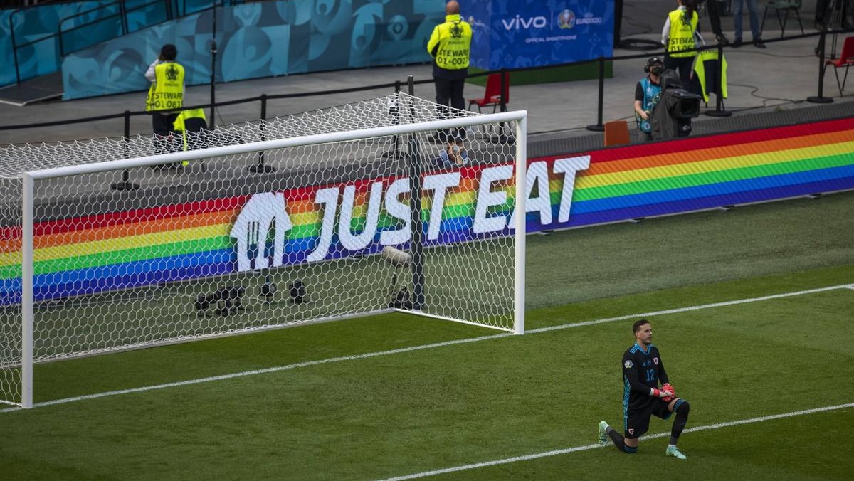 Auch der Essenskurier warb mit dem Regenbogen.