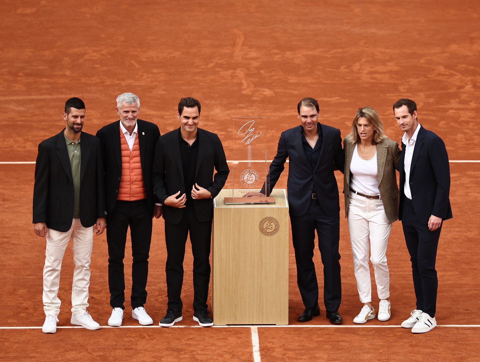 epa12134605 Tennis players Roger Federer of Switzerland (3L), Novak Djokovic of Serbia (L), Andy Murray of Britain (R), Roland Garros tournament director Amelie Mauresmo (2R), President of the French  ...