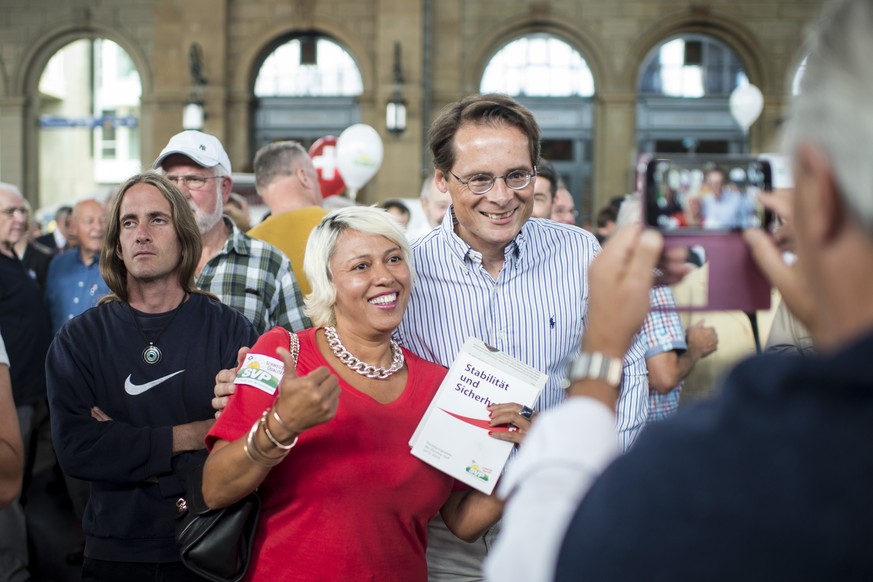 Roger Köppel gibt sich beim SVP-Anlass im Zürcher Hauptbahnhof volksnah.