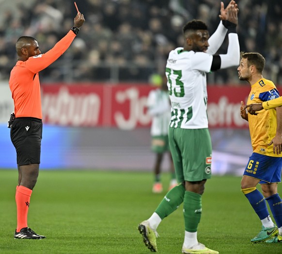 Der Grasshopper Amir Abrashi, rechts, nach der roten Karte von Schiedsrichter Anojen Kanagasingam, links, beim Fussballspiel der Super League FC St. Gallen gegen den Grasshopper Club Zuerich im Kybunp ...