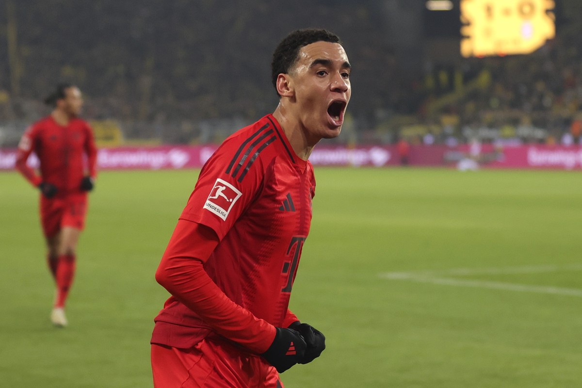 epa11750179 Jamal Musiala of Munich celebrates after scoring the 1-1 equalizer during the German Bundesliga soccer match between Borussia Dortmund and FC Bayern Munich in Dortmund, Germany, 30 Novembe ...