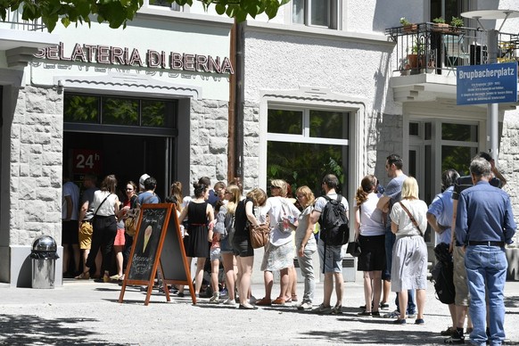 Ha! Dort! Sonne! Bei schönem Wetter würdest du niemals alleine vor der Gelateria die Berna stehen.
