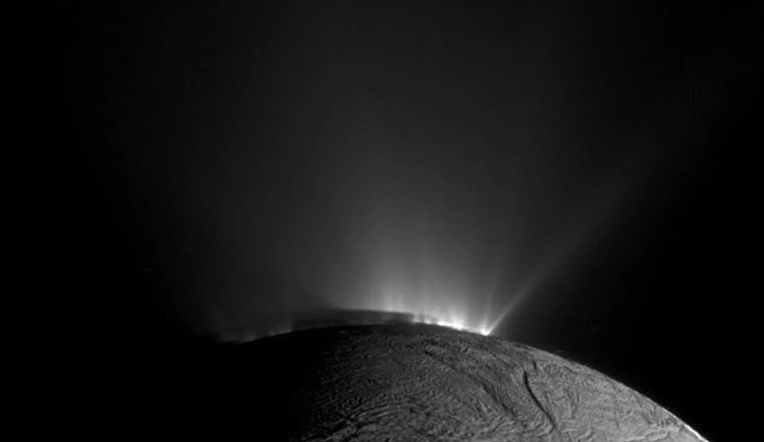 Die Aufnahmen der Raumsonde Cassini zeigen Wasserfontänen auf dem Saturnmond Enceladus.
