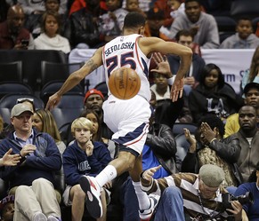 Sefolosha springt vor Freude fast noch in die Zuschauer samt Fotografen.