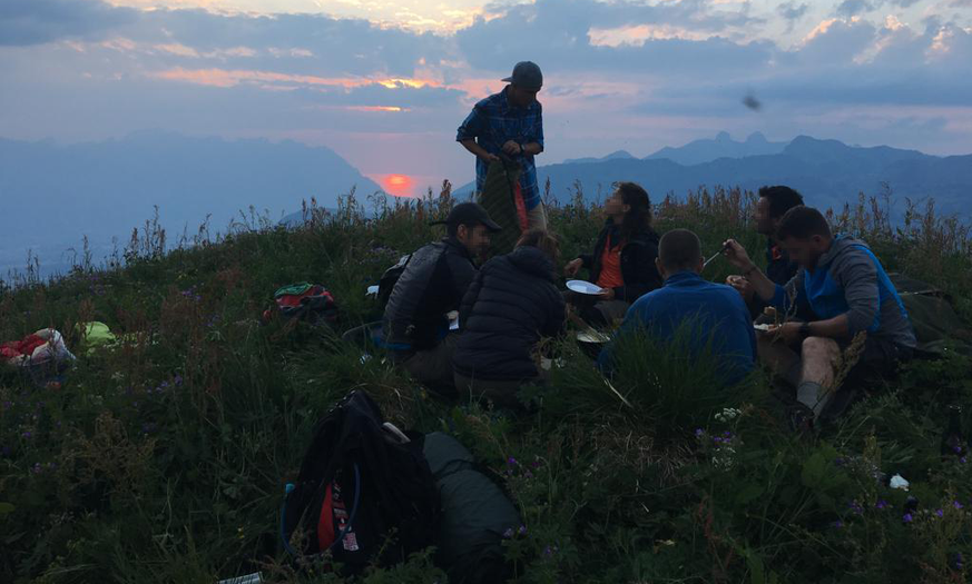 Outdoor-Fondue unterhalb des Lion d'Argentine mit der im Lac Léman versinkenden Sonne – unschlagbar.