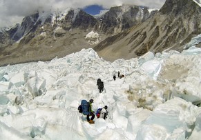 Eine Gruppe von Bergsteigern passiert beim Abstieg den Khumbu-Eisfall: Hier ging am Karfreitag die Lawine nieder.