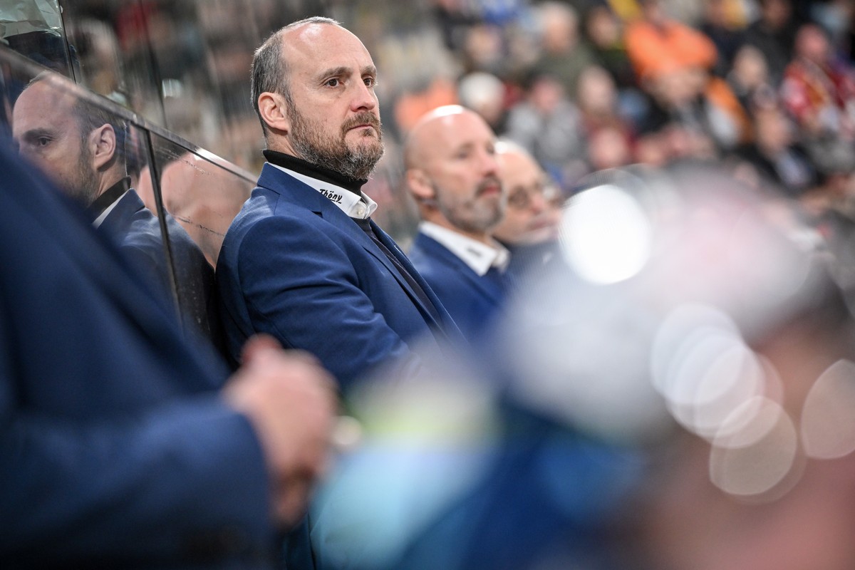 Davos' head coach Christian Wohlwend, left, and Glen Metropolit during the game between Czech Republic's HC Sparta Praha and Switzerland's HC Davos, at the 94th Spengler Cup ice hockey  ...