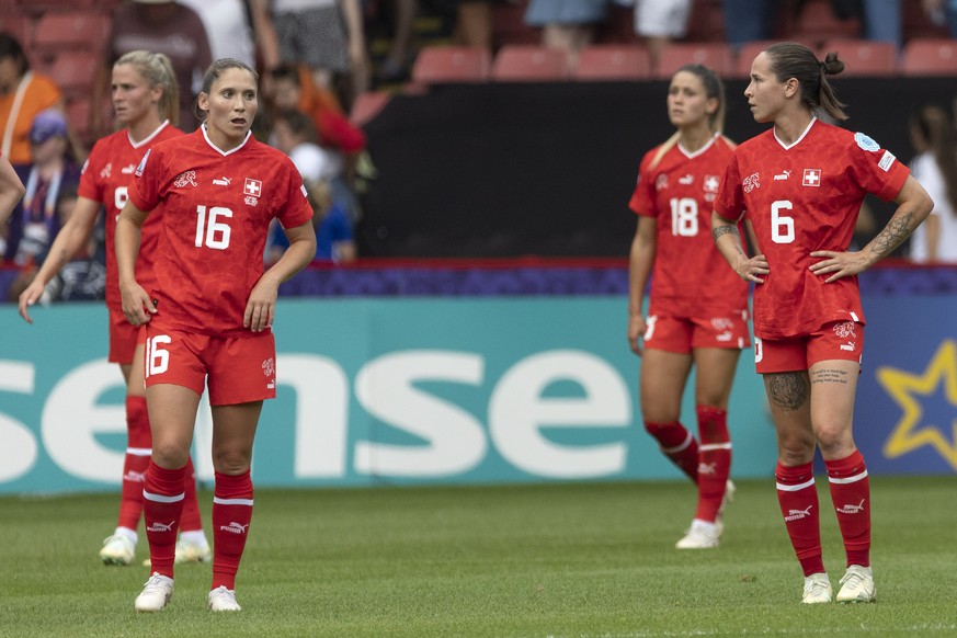 epa10076451 Switzerland&#039;s players forward Ana-Maria Crnogorcevic, left, midfielder Sandrine Mauron, 2nd left, defender Viola Calligaris, 2nd right, and forward Geraldine Reuteler, right, look dis ...